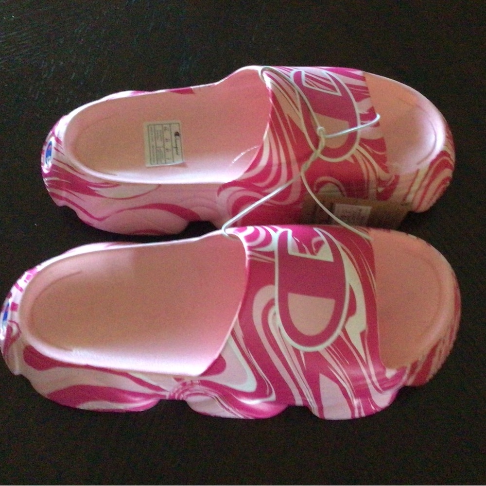 NEW-Women’s Champion Slide Sandals Size 10.